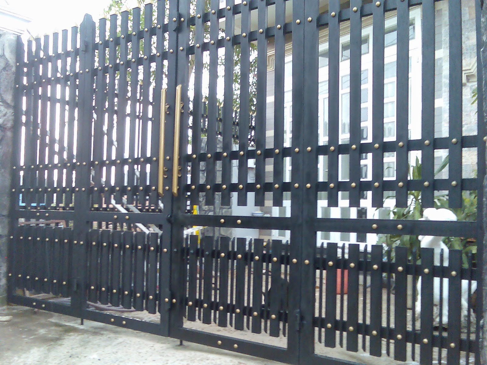 Chuyên gia công cửa sắt, khung sắt, kệ sắt ở Bình Dương