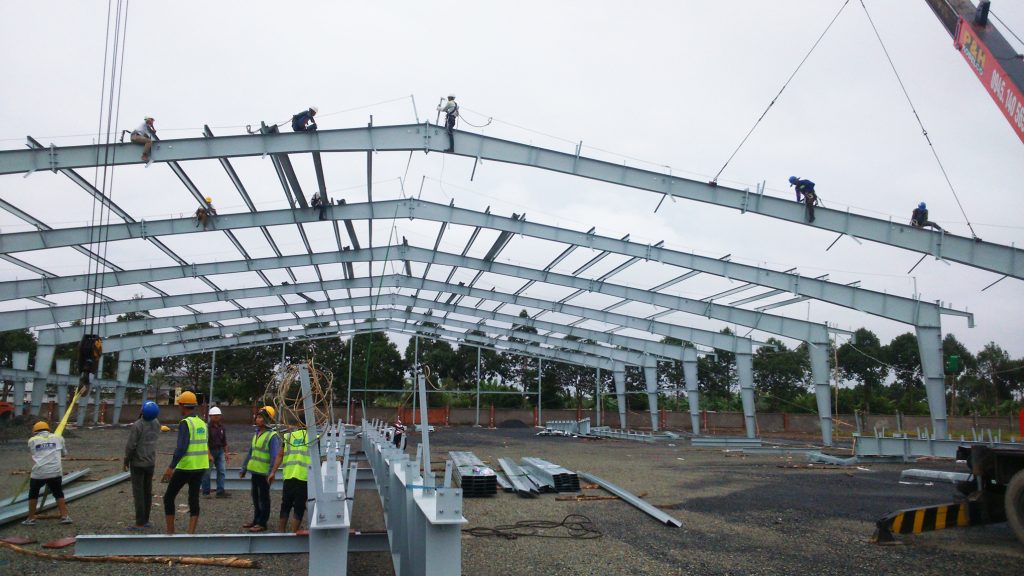 Lắp dựng kết cấu kèo thép tại Bình Dương